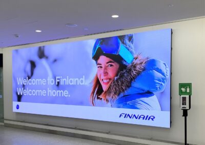 Helsinki-Vantaa T2 terminaalin mainosled