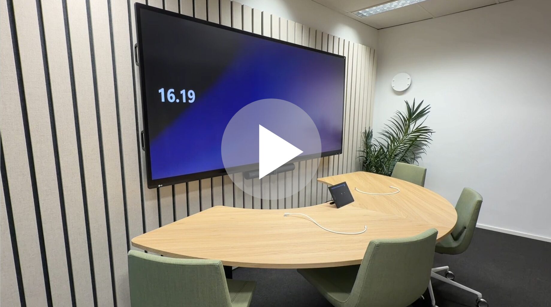 Modernin neuvotteluhuoneen rakentaminen – Jabra PanaCast 50
